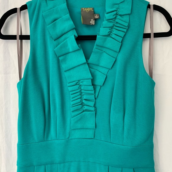 EUC Taylor Ruffle V-Neck Sleeveless Sheath Dress - Picture 3 of 9